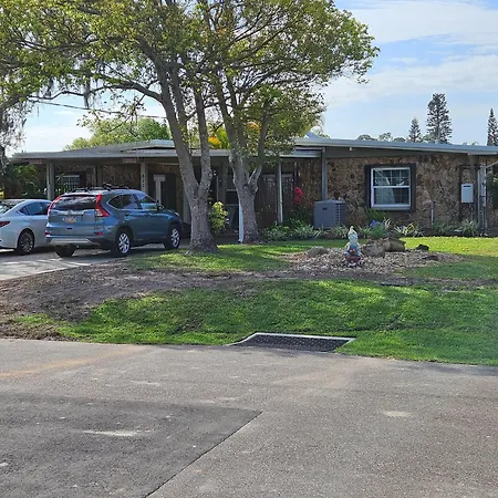 Waterfront Mid Century Cottage - Close To Beach - 2 Bedroom 3 Ba